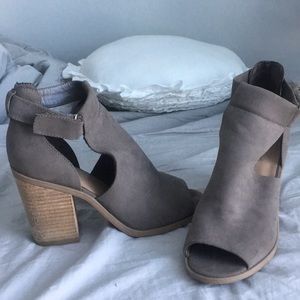 Brown boots with heal